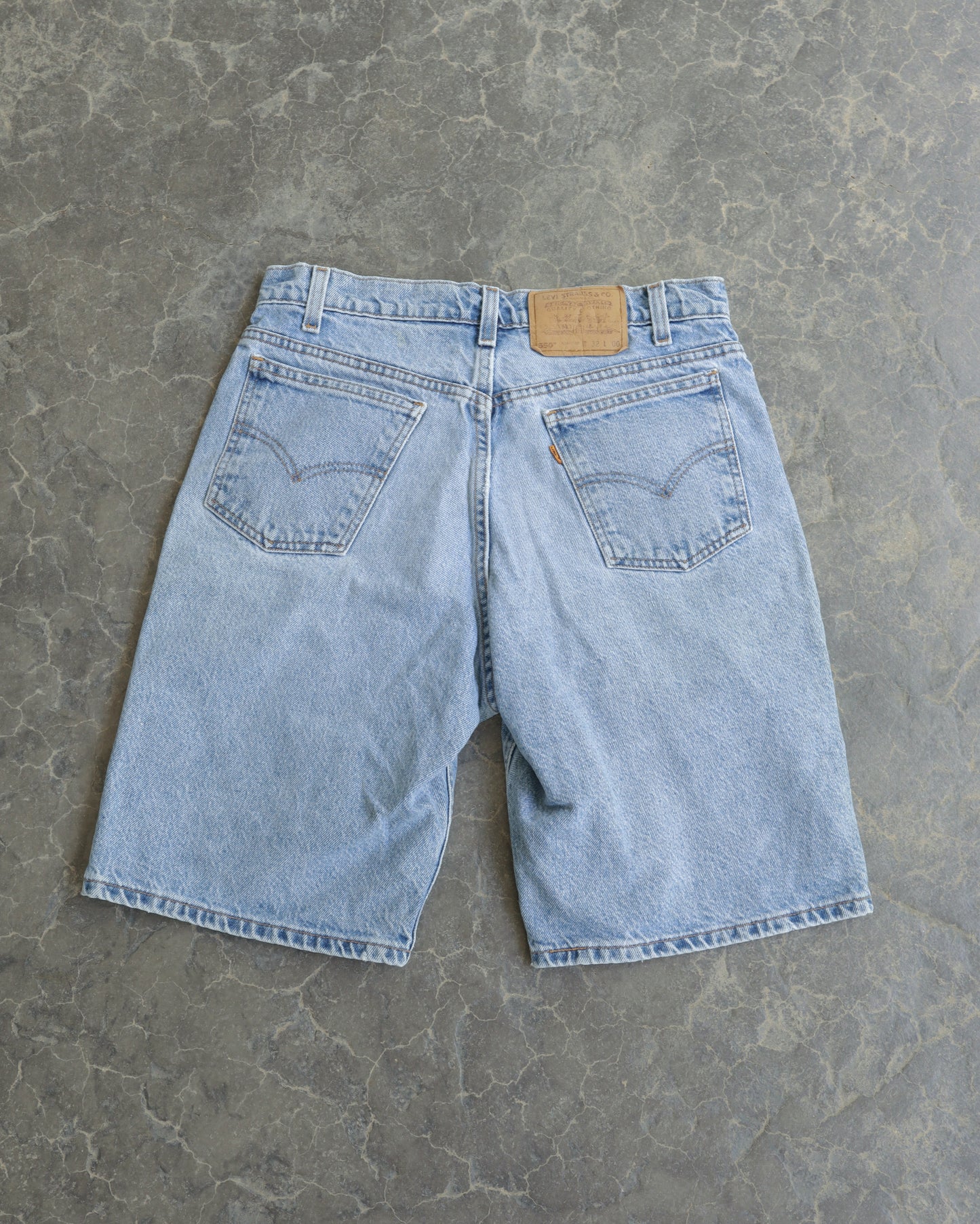 90s Levi’s Light Wash Denim Shorts - 32