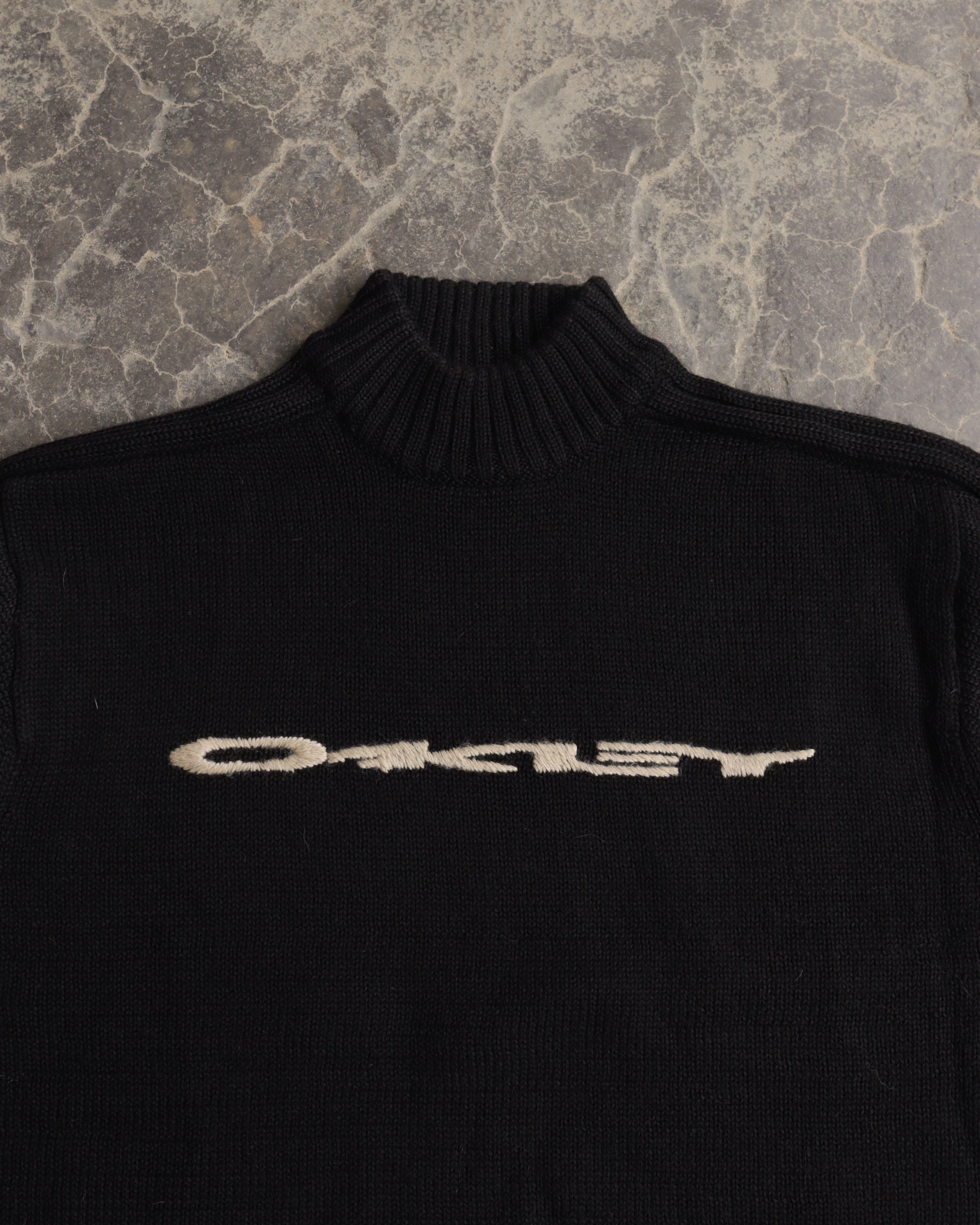 00s Oakley Knit Sweater - M – Cozy & Fitted Curations