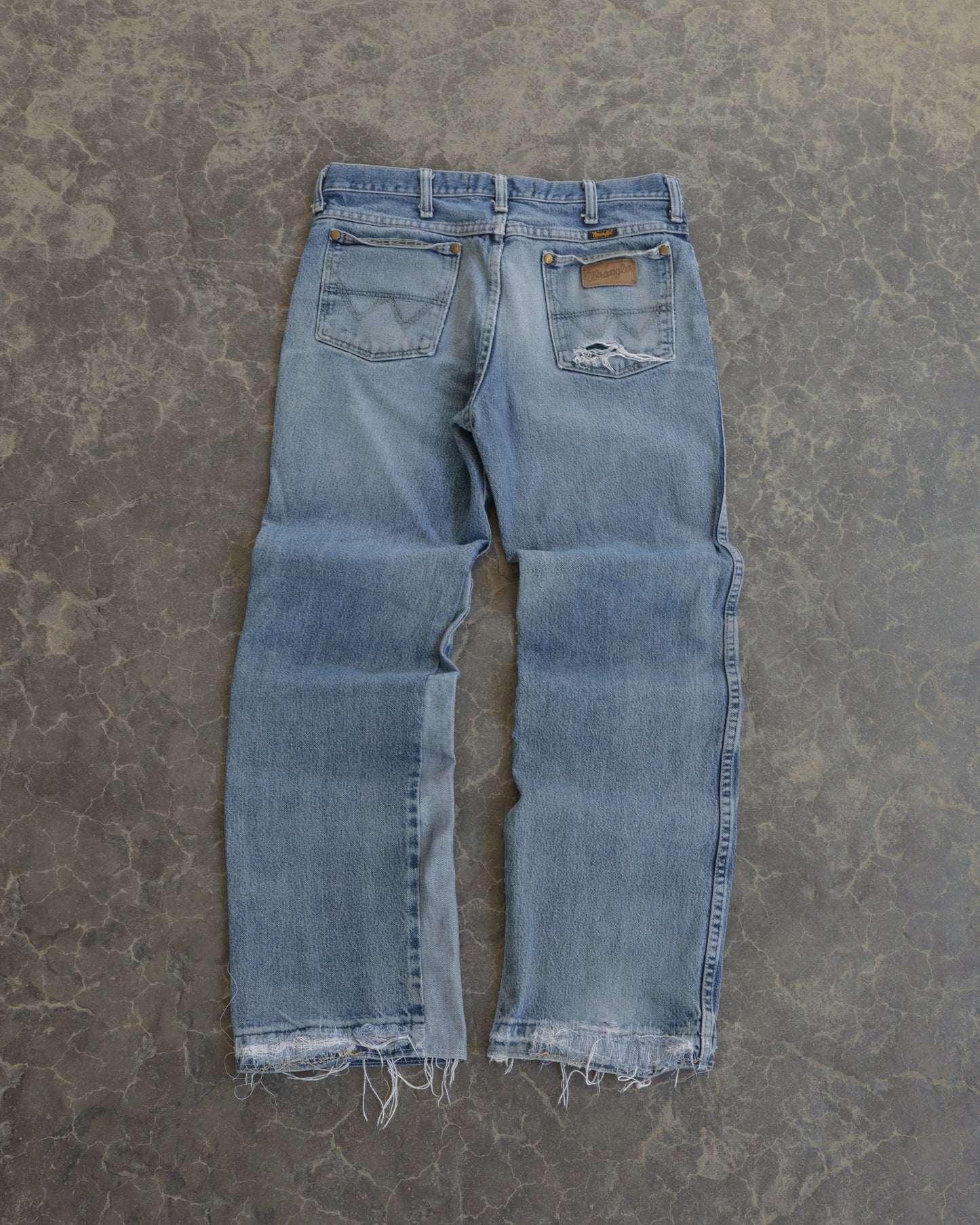 00s Wragler Distressed Light Wash Denim - 32 x 30